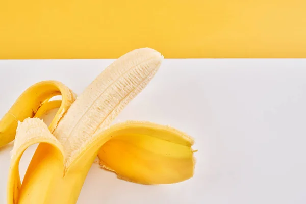 Plátano Medio Pelado Sobre Fondo Blanco Amarillo Con Espacio Para — Foto de Stock