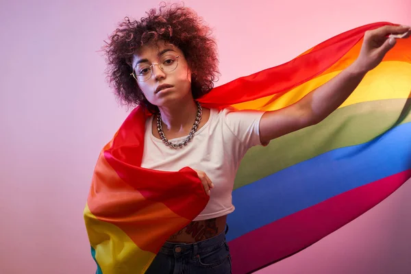 Lgbtq Konzept Positive Kaukasische Mädchen Mit Afro Lockigem Haar Halten — Stockfoto