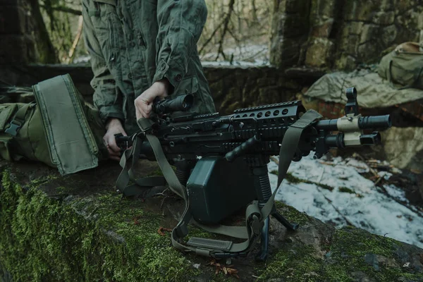 장비를 소프트 플레이어 총알을 장전하고 무기를 — 스톡 사진