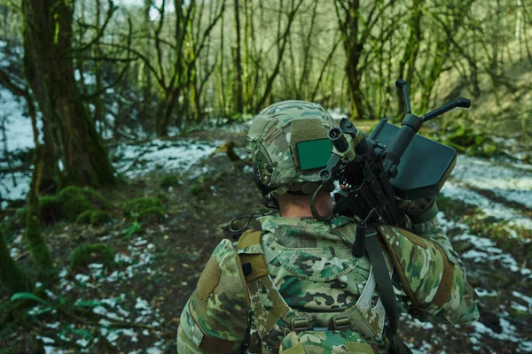 森の中で機関銃を持つプロの機器でのエアソフトプレーヤーの肖像画 戦争中の武器を持つ兵士 — ストック写真