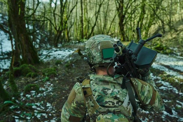 Portret Van Airsoft Speler Professionele Uitrusting Met Machinegeweer Het Bos — Stockfoto