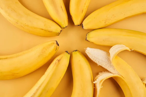 Plátanos Enteros Con Patrón Cáscara Sobre Fondo Amarillo Fondo Pantalla — Foto de Stock