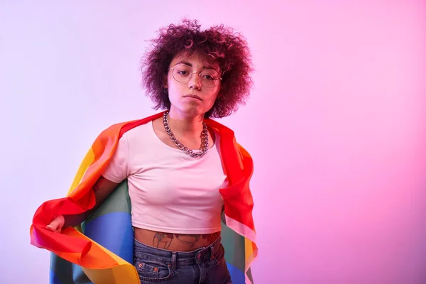 Lgbtq Konzept Positive Kaukasische Mädchen Mit Afro Lockigem Haar Halten — Stockfoto