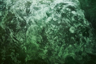 Soyut yeşil renk arkaplanı. Titrek nargile dumanı, sualtı zümrüt okyanusu, suda dinamik boya.