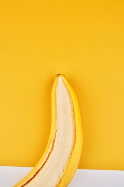 Muzlu yaratıcı geometrik arka plan. Sarı beyaz arkaplan duvar kağıdı