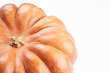 Yakın plan çiğ portakal kabağı beyaz gıda arka planında izole
