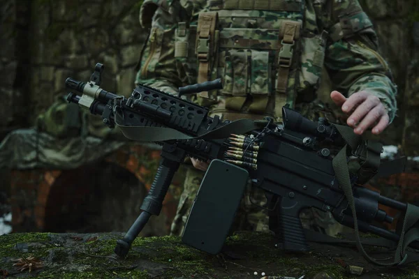 Portret Van Een Airsoft Speler Professionele Apparatuur Laadt Een Pistool — Stockfoto