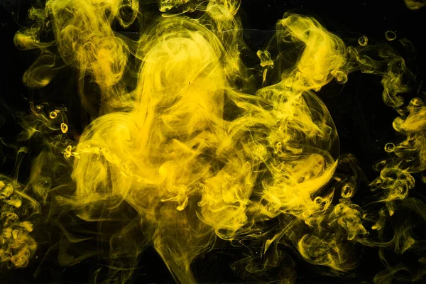 抽象液体艺术 黑色底色黄色烟雾弹 水下琥珀色丙烯酸涂料 — 图库照片