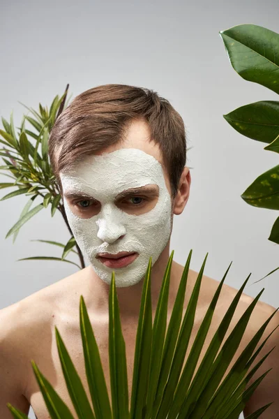 Πορτρέτο Του Νεαρού Όμορφου Άνδρα Λευκή Καλλυντική Μάσκα Στο Πρόσωπό — Φωτογραφία Αρχείου