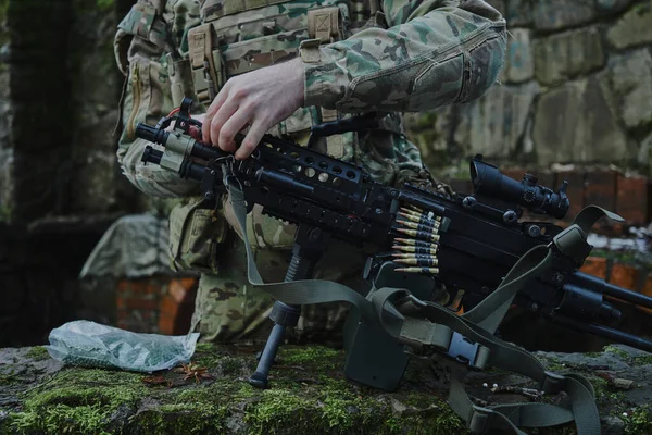 Portret Van Een Airsoft Speler Professionele Apparatuur Laadt Een Pistool — Stockfoto