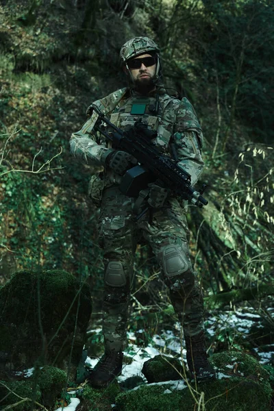 Porträt Eines Airsoft Spielers Professioneller Ausrüstung Mit Maschinengewehr Wald Soldat — Stockfoto