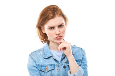 Kızıl saçlı, rüya gibi güzel bir bayanın portresi, gençlik. Mavi kotlu kızıl saçlı kadın hoşnutsuz düşünceler, seçimler, kararlar, ikilemler, soyutlanmış beyaz arka plan. Kız öğrenci mutsuz.