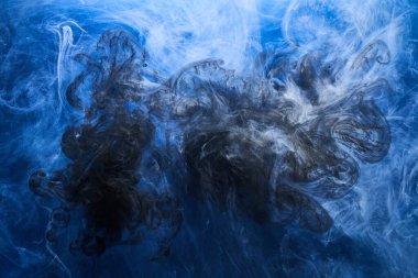 Soyut mavi okyanus arkaplanı. Sualtı dumanı, canlı deniz renkleri duvar kağıtları, suda boya dalgaları.