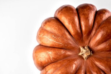 Yakın plan çiğ portakal kabağı beyaz gıda arka planında izole