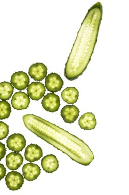 Beyaz arka planda izole edilmiş salatalık yeşili dilimler. Yaratıcı salatalık duvar kağıdı, yemek arkaplanı tasarımı