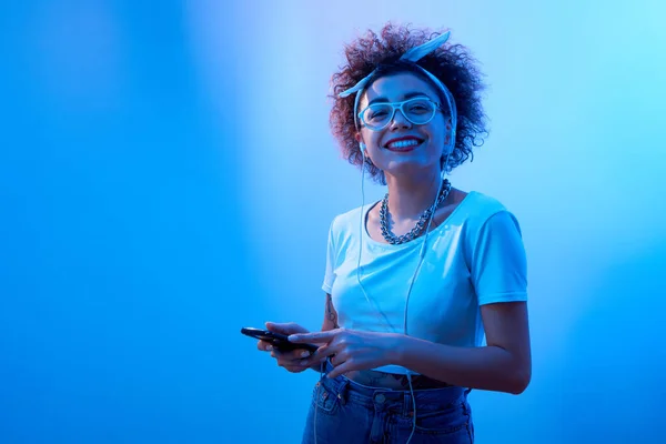 Trendy Glücklich Lächelnde Mädchen Mit Afro Locken Hört Und Genießt — Stockfoto