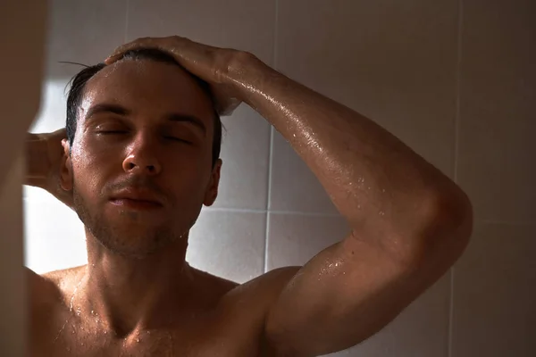 Retrato Homem Bonito Jovem Lava Com Gel Chuveiro Torce Cabeça — Fotografia de Stock