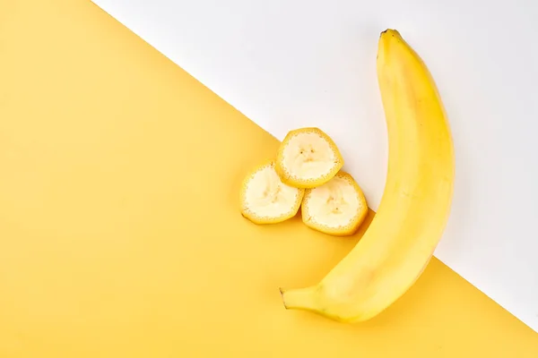 Fondo Creativo Plátano Fondo Amarillo Blanco Con Plátanos Enteros Pelados — Foto de Stock