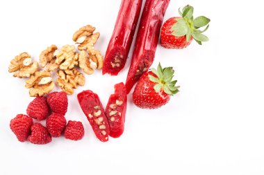 Çilek suyu ve fındıklardan yapılmış bir kilise, Gürcistan geleneksel tatlıları beyaz arka planda izole edilmiş ve fotokopi alanı olan