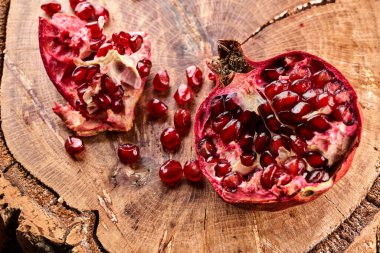 Tahtadaki kesilmiş narı kapat, taze arkaplan arkaplanı.