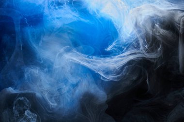 Soyut mavi okyanus arkaplanı. Sualtı dumanı, canlı deniz renkleri duvar kağıtları, suda boya dalgaları.