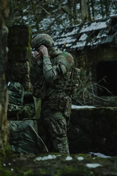 Portret Van Airsoft Speler Professionele Uitrusting Met Machinegeweer Het Bos — Stockfoto