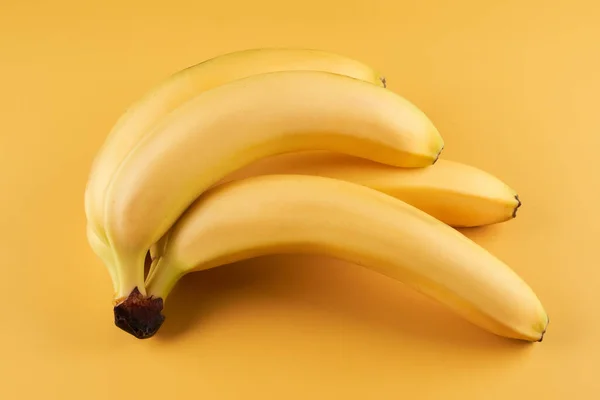 Manojo Plátanos Enteros Aislados Sobre Fondo Amarillo Con Espacio Para — Foto de Stock