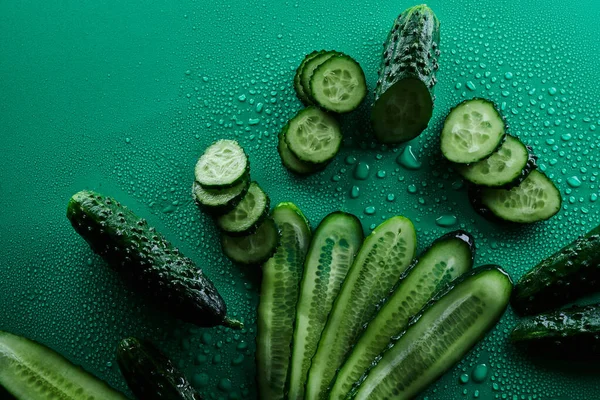 Conjunto Pepinos Frescos Enteros Rodajas Sobre Fondo Verde Con Gotas — Foto de Stock