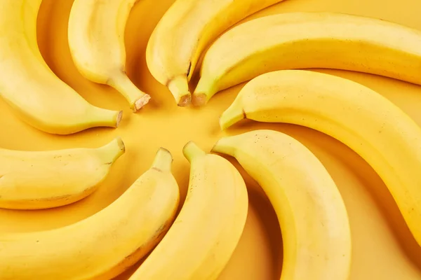 Bananes Entières Avec Motif Écorce Sur Fond Jaune Papier Peint — Photo