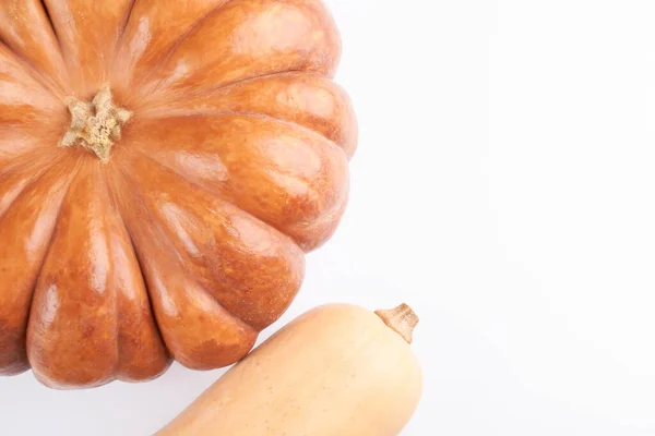 Close Duas Abóbora Laranja Crua Diferente Isolado Fundo Comida Branca — Fotografia de Stock