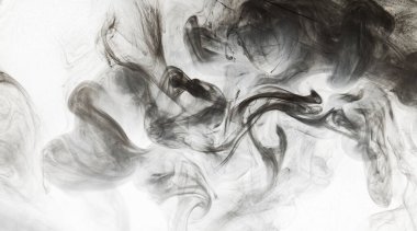 Su arka planında soyut boya. Beyaz üzerinde hareket eden siyah duman bulutu, akrilik girdaplar