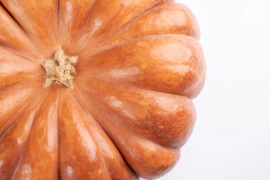 Yakın plan çiğ portakal kabağı beyaz gıda arka planında izole