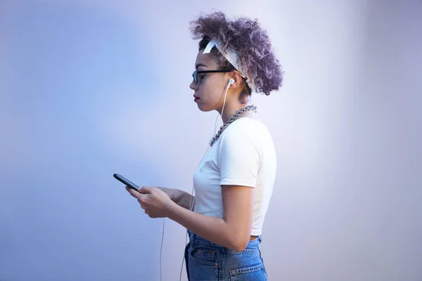 Fille Mode Avec Des Boucles Afro Utilise Smartphone Écouteurs Sur — Photo