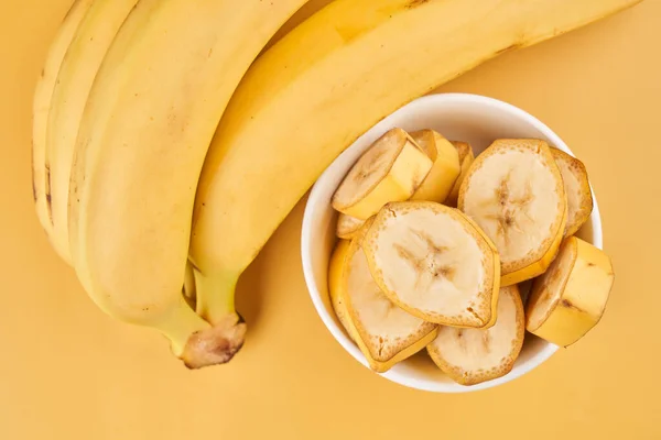 Coupe Blanche Avec Des Bananes Tranchées Sur Fond Jaune Fruits — Photo