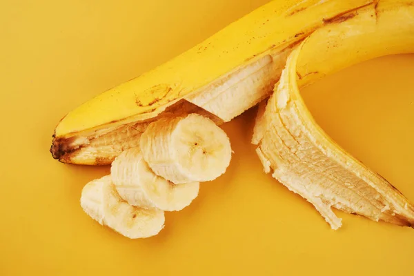 Sarı Arka Planda Dilimlenmiş Muz Yakın Plan Sağlıklı Tatlı Malzemesi — Stok fotoğraf