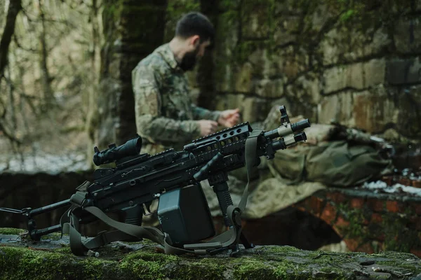 Portret Van Airsoft Speler Professionele Uitrusting Met Machinegeweer Het Bos — Stockfoto