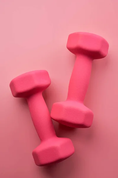 Дві Рожеві Жіночі Гантелі Ізольовані Рожевому Тлі Крупним Планом Копіювальним — стокове фото