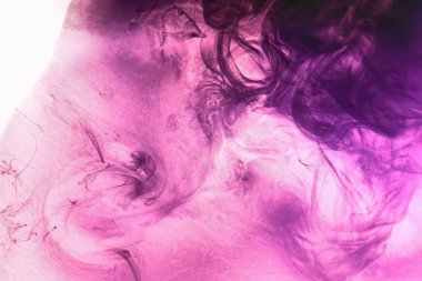 Soyut pembe duman bulutu, su arka planında boya. Sıvı sanat duvar kağıdı, parlak sıvı renkler. Afrodizyak parfüm kavramı