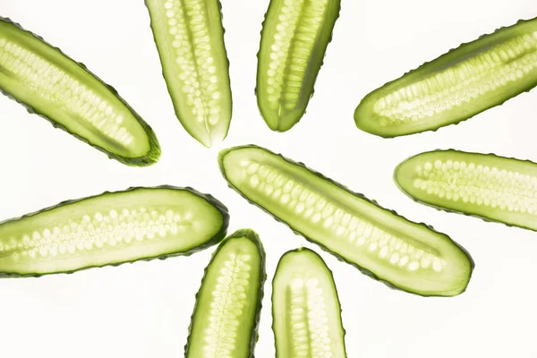Gurkengrüne Scheiben Muster Isoliert Auf Weißem Hintergrund Kreative Gurkentapeten Design — Stockfoto