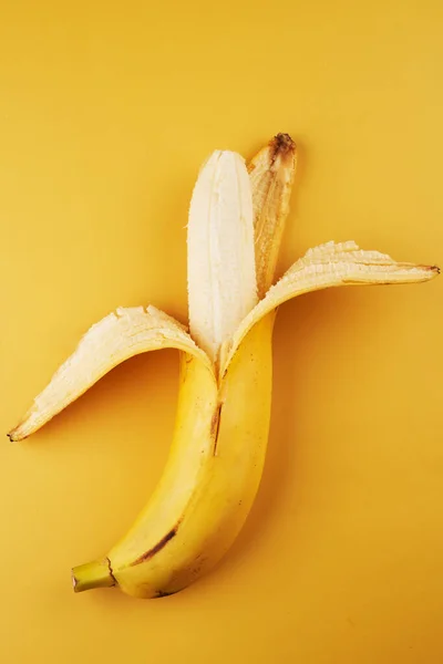 Plátano Entero Medio Pelado Aislado Sobre Fondo Amarillo Cerca — Foto de Stock