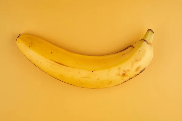 Plátano Entero Con Cáscara Aislada Sobre Fondo Amarillo Con Espacio — Foto de Stock