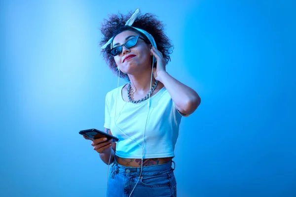 Menina Moda Com Cachos Afro Escuta Gosta Música Com Fones — Fotografia de Stock