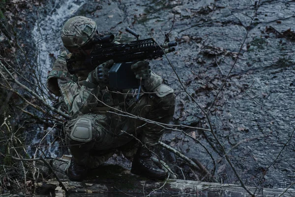 Portret Van Airsoft Speler Professionele Uitrusting Met Machinegeweer Het Bos — Stockfoto