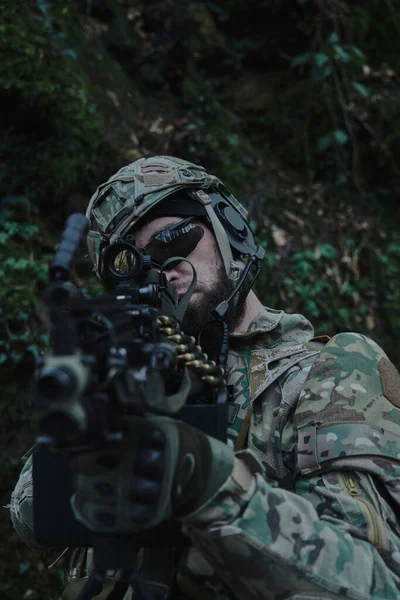 헬멧을 속에서 총으로 희생자를 조준하는 소프트 플레이어의 무기를 — 스톡 사진