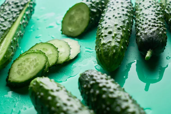 Conjunto Pepinos Frescos Enteros Rodajas Sobre Fondo Verde Con Gotas — Foto de Stock