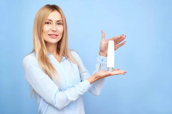 Närbild Porträtt Vackra Långhåriga Blond Flicka Visar Kosmetisk Produkt Hålla — Stockfoto