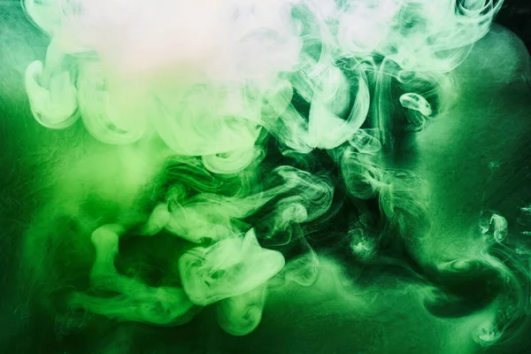 抽象的な緑色の背景 渦巻く活気のあるフック煙 水中エメラルド海 水の動的塗料 — ストック写真