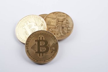 Beyaz zemin üzerinde izole edilmiş altın bitcoin yığını kopya alanı ile yakın çekim