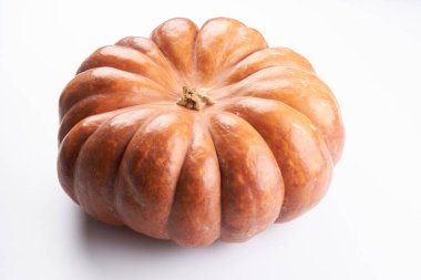 Yakın plan çiğ portakal kabağı beyaz gıda arka planında izole