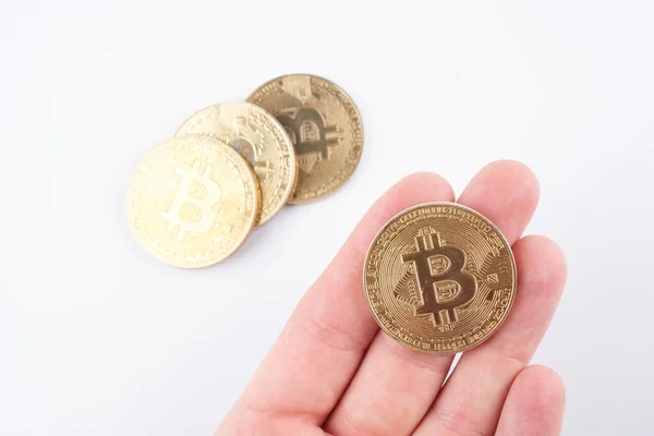 Bitcoins Dorados Palma Mano Aislados Sobre Fondo Blanco Cerca Con — Foto de Stock